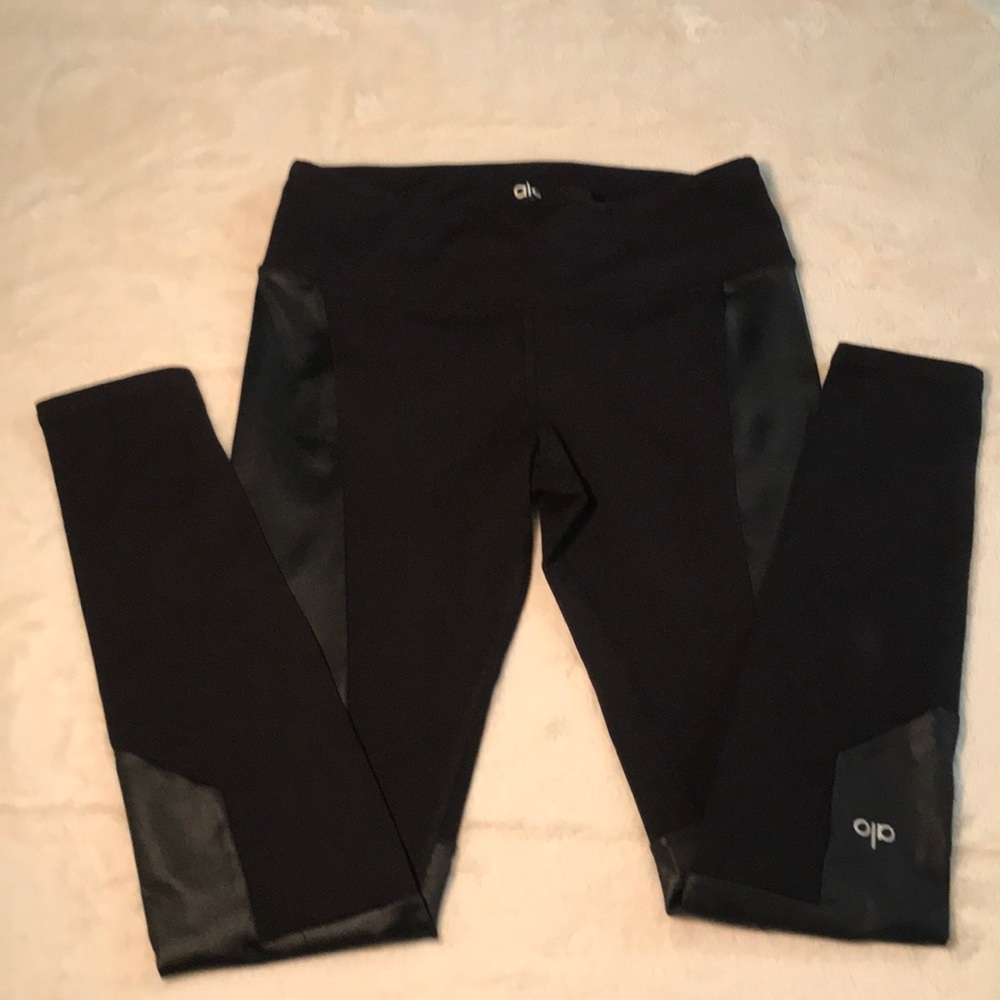 ALO YOGA LEGGING WITH FAUX LEATHER PATCHES